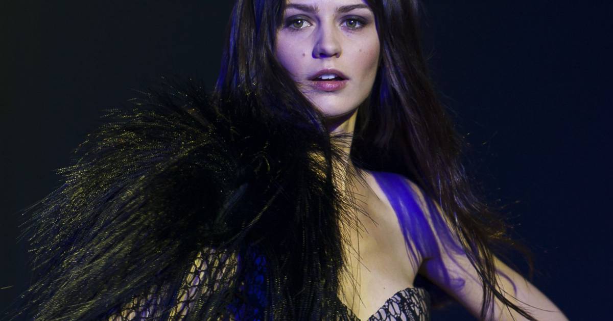 Un mannequin hot au défile lingerie Etam Live Show à Paris, le 25