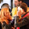 Glee saison 5 : Chris Colfer se soigne avec une poche de glace sur le tournage de la série, le 25 février 2014 à L.A