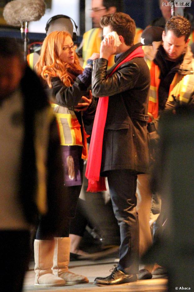 Glee saison 5 : Chris Colfer se soigne avec une poche de glace sur le tournage de la série, le 25 février 2014 à L.A