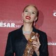 Scarlett Johansson fière de son César d'honneur, le 28 février 2014 à Paris