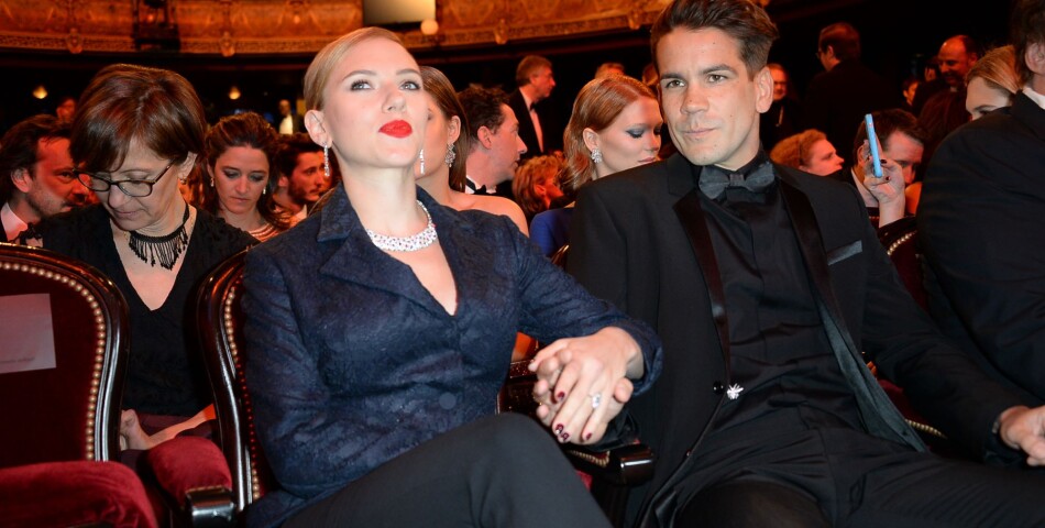 Scarlett Johansson et Romain Dauriac main dans la main pendant les César 2014