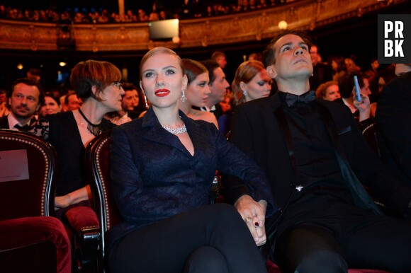 Scarlett Johansson et Romain Dauriac main dans la main pendant les César 2014