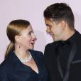Scarlett Johansson et Romain Dauriac : regards complices sur le tapis rouge des César 2014