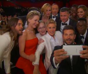 Jared Leto, Jennifer Lawrence, Bradley Cooper... les coulisses du selfie d'Elle DeGeneres aux Oscars 2014, le 2 mars 2014