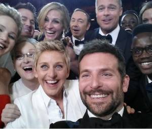 Bradley Cooper, Jennifer Lawrence, Ellen DeGeneres, Brad Pitt... sur le meilleur selfie des Oscars 2014, le 2 mars 2014