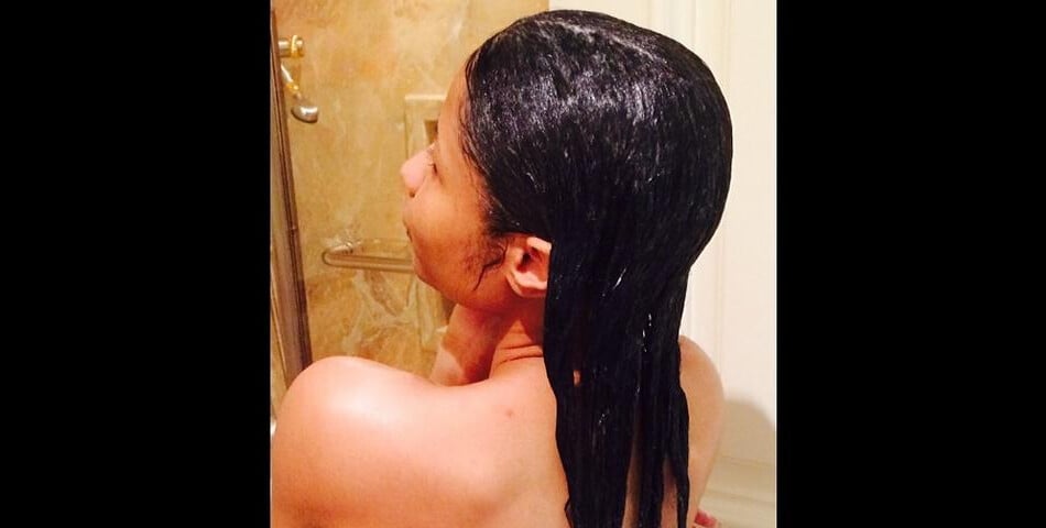 Nicki Minaj : topless et naturelle en sortant de la douche sur Instagram