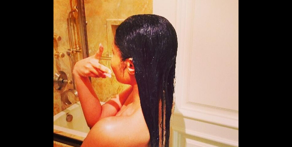 Nicki Minaj : naturelle et topless en sortant de sa douche sur Instagram