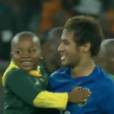 Neymar câline un jeune Sud-Africain, le 5 mars 2014 à Johannesburg