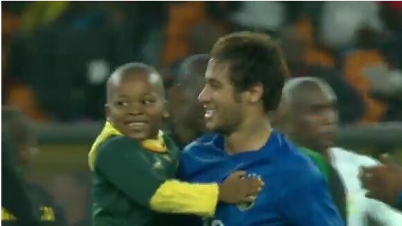 Neymar câline un enfant sur le terrain, la vidéo craquante
