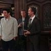 How I Met Your Mother saison 9, épisode 20 : Josh Radnor et Neil Patrick Harris sur une photo