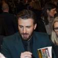 Captain America 2 : Chris Evans signe des autographes à l'avant-première à Paris