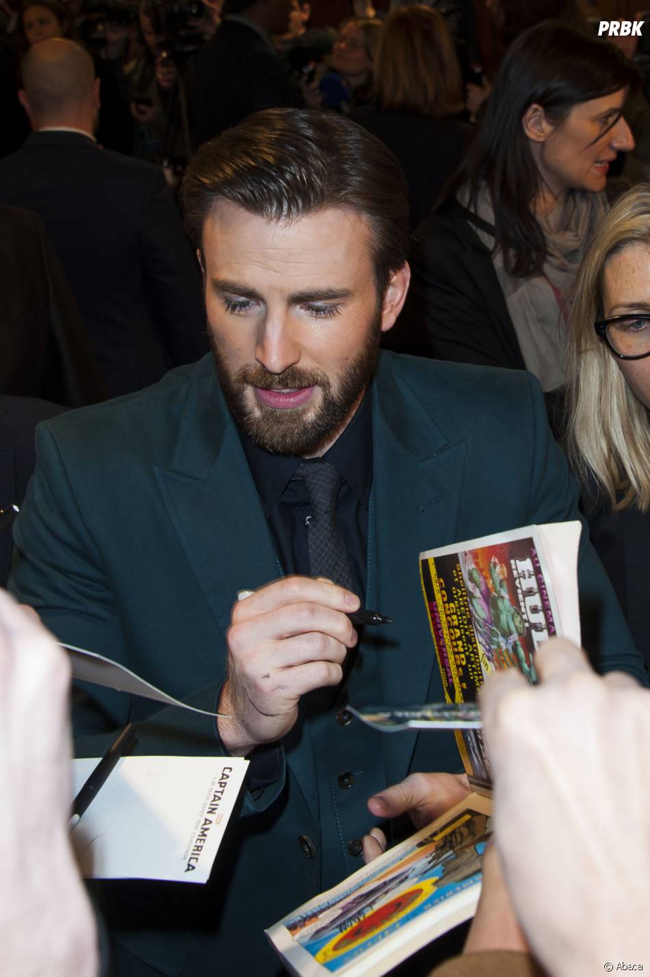 Captain America 2 : Chris Evans signe des autographes à l&#039;avant-première à Paris