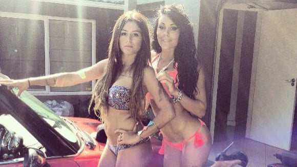 Anaïs Camizuli et Shanna (Les Anges 6) sexy en bikini sur Twitter