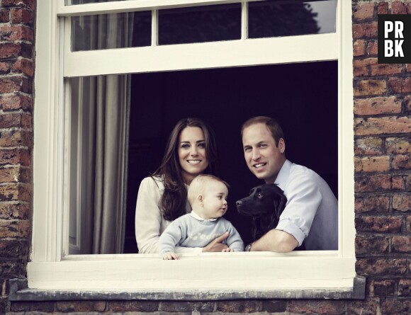 Kate Middleton, le Prince William, le Prince George et leur chien Lupo : nouveau portrait de famille au Palais de Kensington, mars 2014