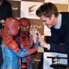 Andrew Garfield face à des hommes-araignées pendant la promo de The Amazing Spider-Man 2, le 31 mars 2014 à Tokyo
