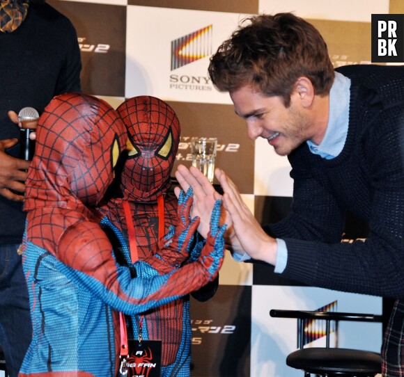 Andrew Garfield face à des hommes-araignées pendant la promo de The Amazing Spider-Man 2, le 31 mars 2014 à Tokyo