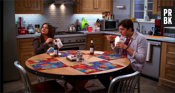 Mila Kunis et Ashton Kutcher se donnent la réplique dans un des épisodes de la saison 11 de Mon Oncle Charlie