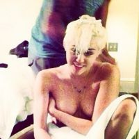Miley Cyrus seins à l&#039;air sur Instagram