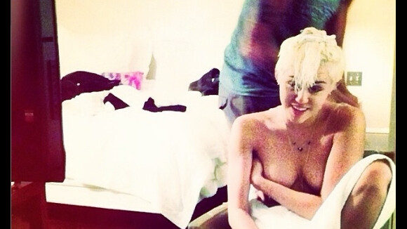 Miley Cyrus seins à l'air sur Instagram
