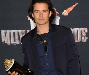Orlando Bloom pose avec son prix aux MTV Movie Awards 2014 le 13 avril 2014