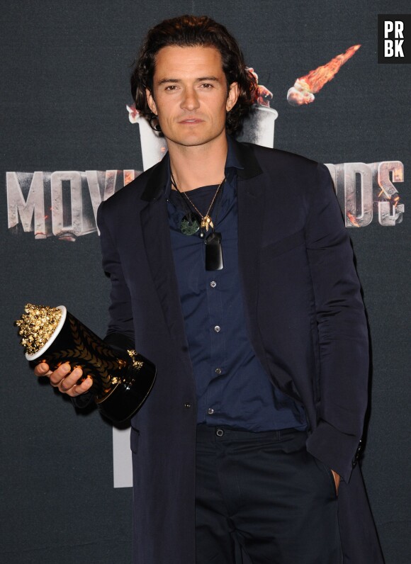 Orlando Bloom pose avec son prix aux MTV Movie Awards 2014 le 13 avril 2014