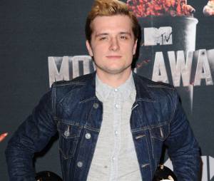 Josh Hutcherson pose avec ses prix aux MTV Movie Awards 2014 le 13 avril 2014