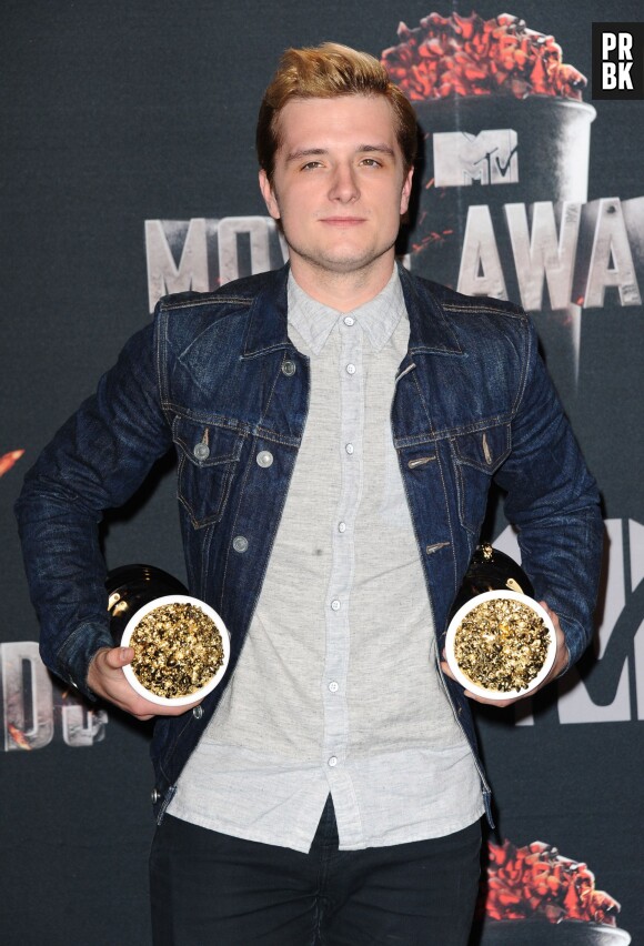 Josh Hutcherson pose avec ses prix aux MTV Movie Awards 2014 le 13 avril 2014