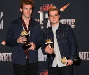 Les acteurs d'Hunger Games Sam Claflin et Josh Hutcherson aux MTV Movie Awards 2014 le 13 avril 2014