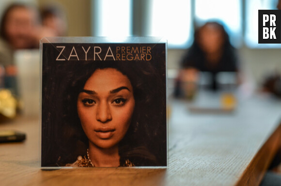 "Premier regarde", le premier single de Zayra.