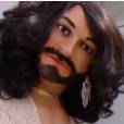 Conchita Wurst fait pipi debout dans Les Guignols de l'info, le 14 mai 2014 sur Canal Plus
