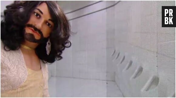 Conchita Wurst fait pipi debout dans Les Guignols de l'info, le 14 mai 2014 sur Canal Plus
