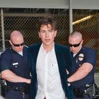 America Ferrera, Brad Pitt... leur agresseur banni des tapis rouges d'Hollywood
