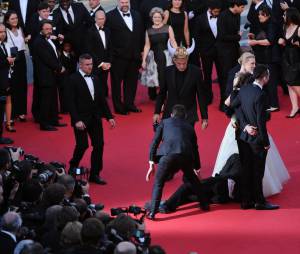 America Ferrera : un intrus ma&icirc;tris&eacute; sur le tapis rouge du Festival de Cannes, le 16 mai 2014