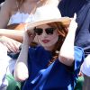 Elodie Frégé se protège du soleil à Roland Garros, le vendredi 6 juin 2014