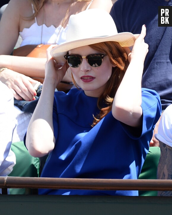 Elodie Frégé se protège du soleil à Roland Garros, le vendredi 6 juin 2014
