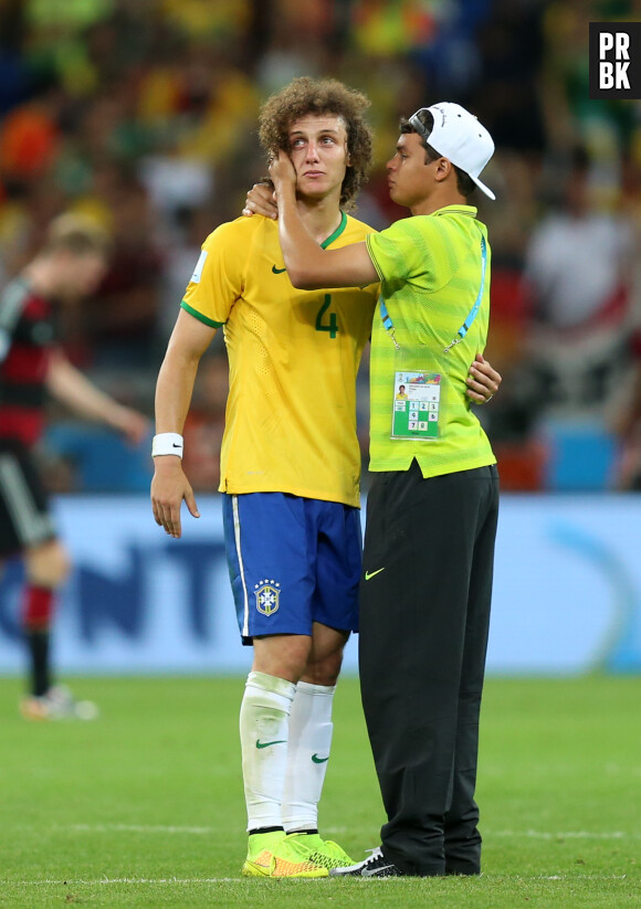 David Luiz réconforté par Thiago Silva après Brésil VS Allemagne, le 8 juillet 2014