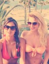 Malika Ménard en bikini avec une jolie copine : caliente !