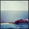 Malika Ménard en maillot de bain au bord d'une piscine, une image de rêve