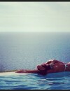Malika Ménard en maillot de bain au bord d'une piscine, une image de rêve