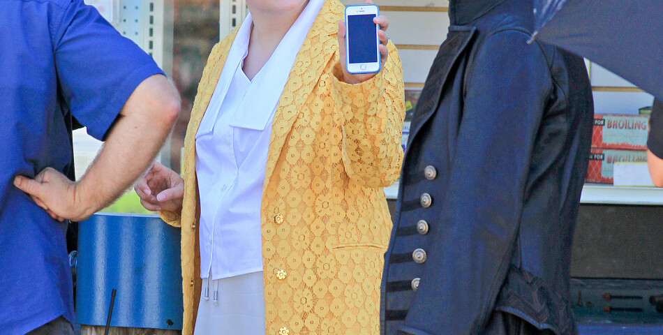 Once Upon a Time saison 4 : Ginnifer Goodwin accro à son téléphone sur le tournage le 16 juillet 2014