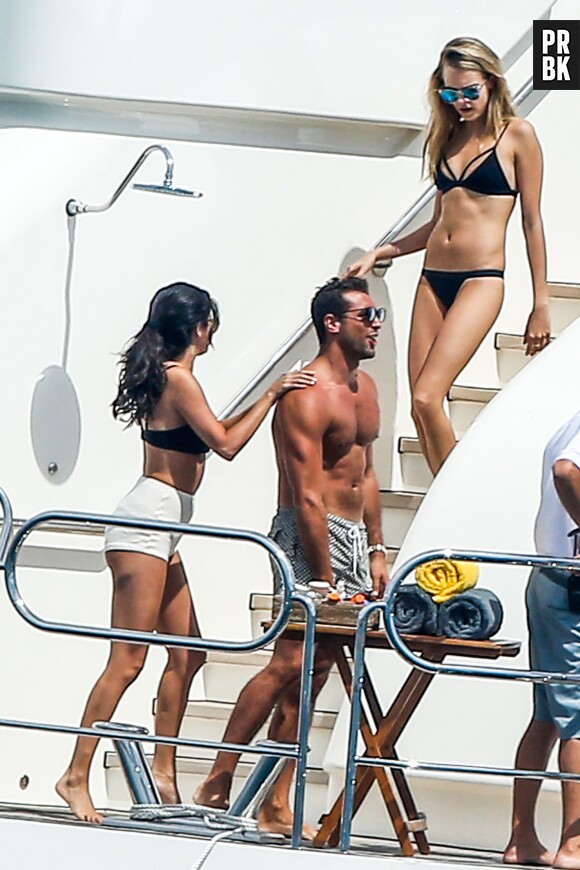 Selena Gomez proche d'un beau brun à Saint Tropez le 22 juillet 2014