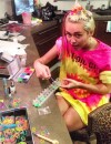 Miley Cyrus addict à la folie des Rainbow Loom