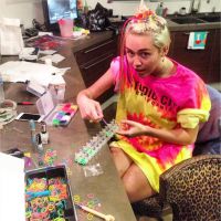 Miley Cyrus, Kate Middleton... et le Pape : tous addicts aux Rainbow Loom