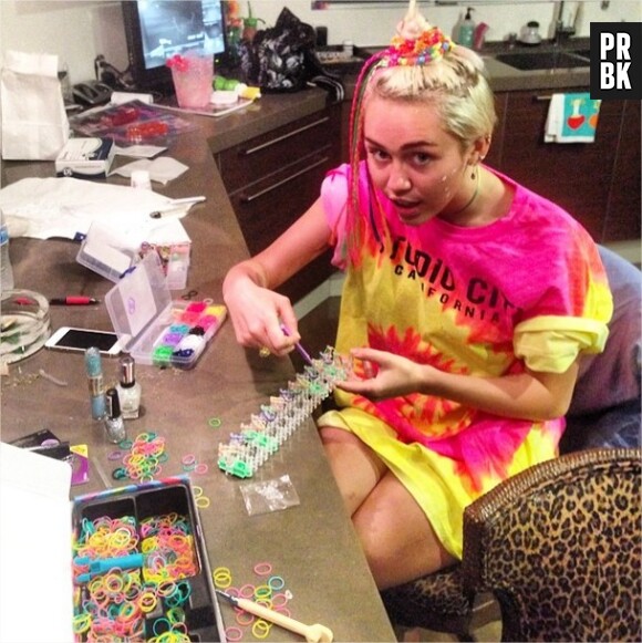 Miley Cyrus addict à la folie des Rainbow Loom