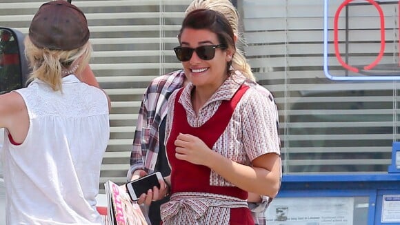 Lea Michele : serveuse souriante sur le tournage de Sons of Anarchy