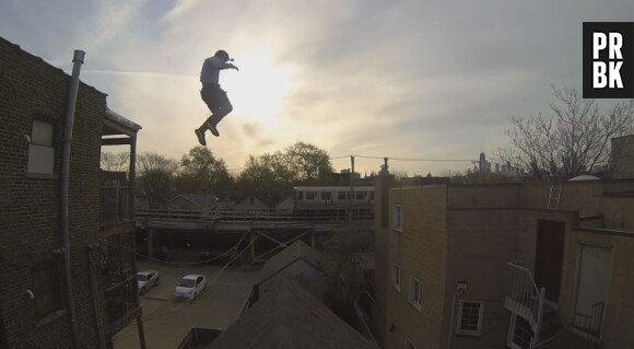 Un jeune homme équipé d'une GoPro saute du toit d'un immeuble : la vidéo impressionnante qui buzze