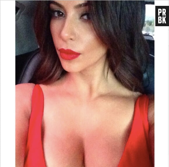 Kim Kardashian : selfie ultra décolleté après les Oscars 2014