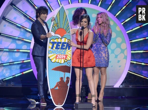 Teen Choice Awards 2014 : Lucy Hale sexy avec sa planche