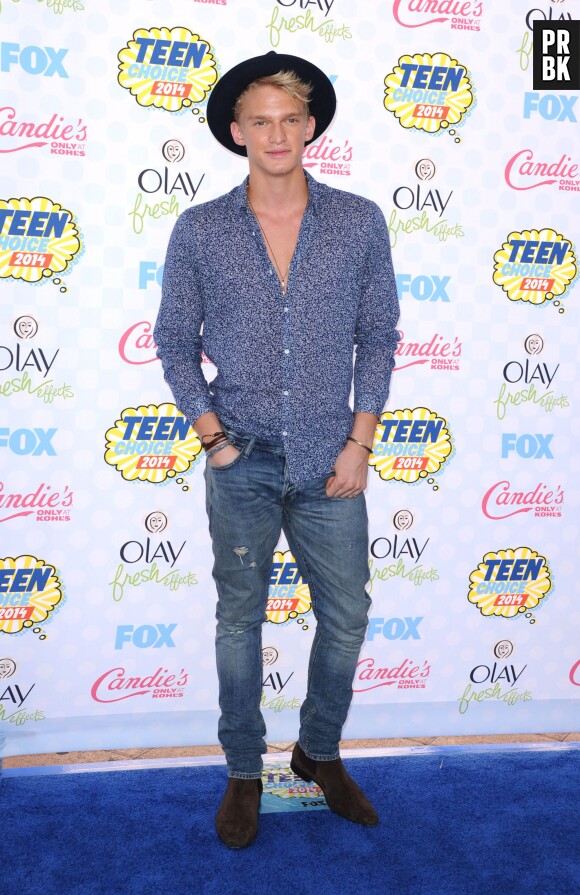 Teen Choice Awards 2014 : Horrible chapeau pour Cody Simpson