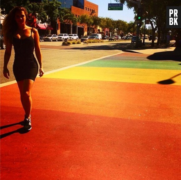 Clara Morgane pose fièrement devant les couleurs de la communauté gay